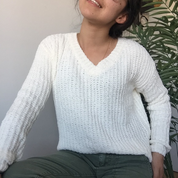 ❗️One Left❗️NWT V-Neck Long Sleeve Sweater - Picture 3 of 8